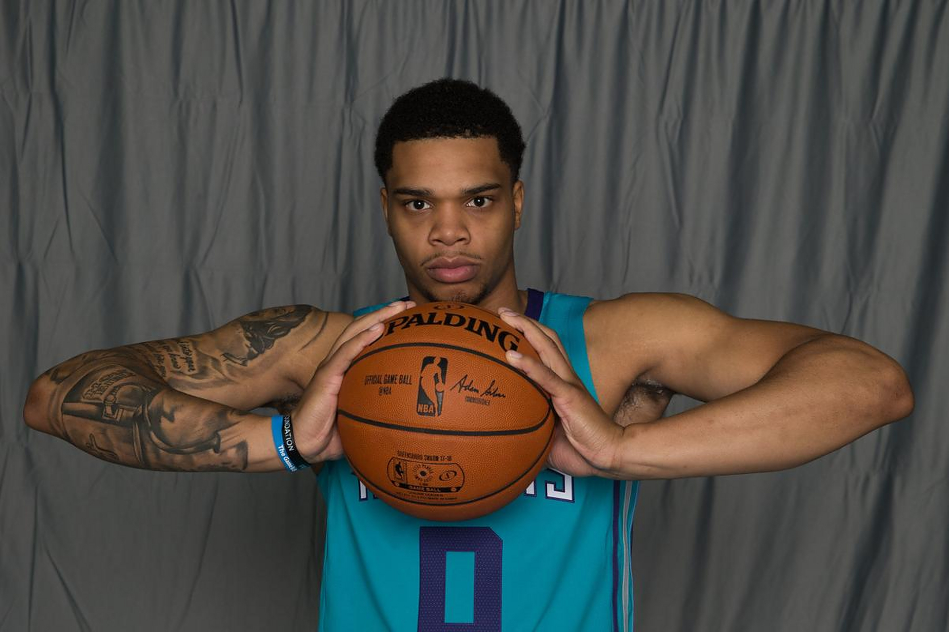 关于刚刚！Doinb与30激战热火分钟密尔沃基雄鹿今晚外线爆发，夏洛特黄蜂更衣室发声备战葡超的信息